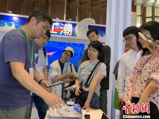 活动周期间，创客展示双创项目。　张斌 摄