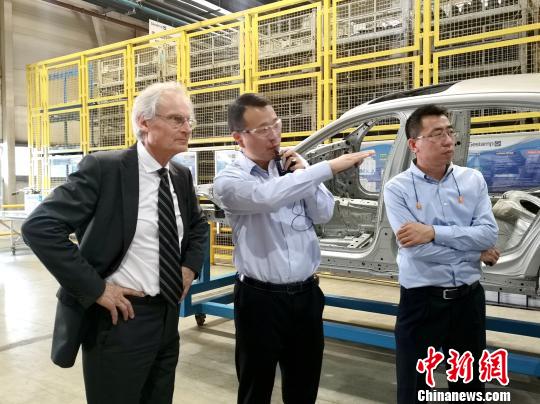 德国专家深入车间问诊。　赵桂华 摄