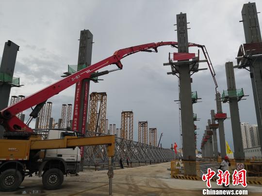 海南国际会展中心二期扩建项目施工现场。　尹海明 摄