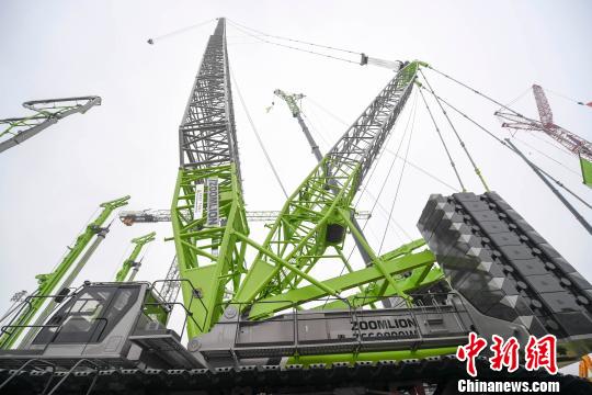 中联重科履带起重机以178米吊重112吨的成绩刷新了行业风电吊装新高度。(资料图) 杨华峰 摄