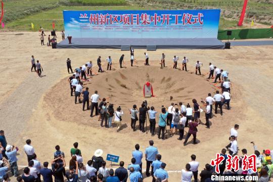 图为开工奠基现场。　丁凯 摄