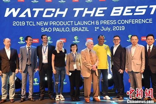当地时间7月1日，2019年美洲杯足球赛正在巴西如火如荼举行，作为该赛事的官方赞助商，中国企业TCL在巴西圣保罗举行新品发布会，提速全球化布局。 当天，TCL发布融入最新智能科技的多款新品，包括TCL X10S电视、T-SMART系列空调、TCL C9+手机等，受到巴西和南美消费者的青睐。图为与会嘉宾合影。/p中新社记者 莫成雄 摄