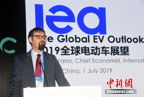 国际能源署首席经济师拉兹洛·瓦罗在大会上发表演讲。 孙自法 摄