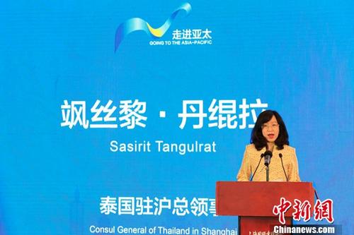 7月3日，由中国公共外交协会、上海市政协主办，上海市政协对外友好委员会、上海公共外交协会、亚太日报共同承办的“一带一路”—中国企业走进亚太研讨会在上海黄浦江畔举行。图为泰国驻上海总领事馆总领事飒丝黎·丹绲拉演讲。/p中新社记者 殷立勤 摄