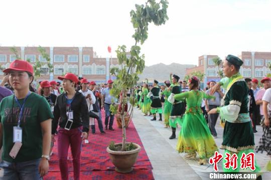 3日傍晚，新疆克州“风情街”开街，柯尔克孜年轻人展示歌舞迎客。　陶拴科 摄