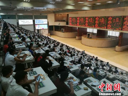 图为昆明国际花卉拍卖交易中心拍卖现场。　胡远航 摄