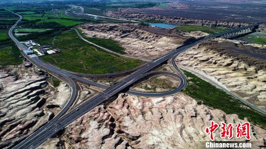 乌尔禾区城区道路直通“奎阿高速”。　妥俊荣 摄