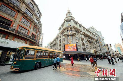 资料图：天津某步行街。/p中新社记者 佟郁 摄
