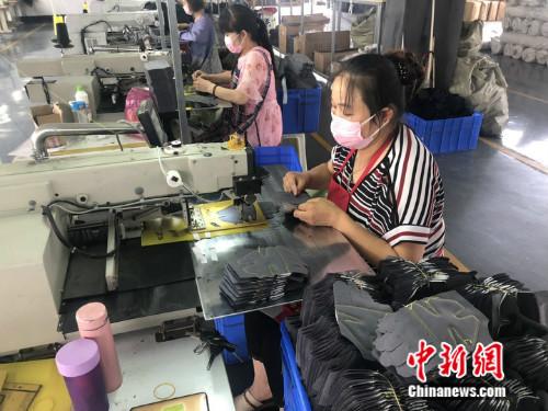 园区内的手套生产工厂。杨维思 摄