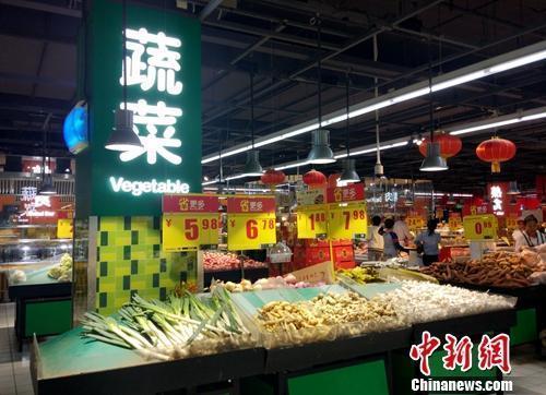 超市里的蔬菜区。/p中新网记者 李金磊 摄