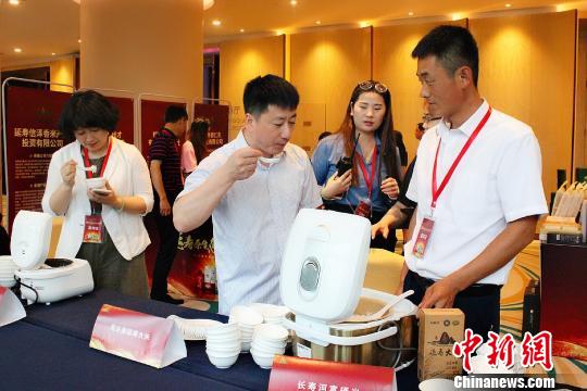 黑龙江米企现场推介延寿大米。　钱玺勇 摄
