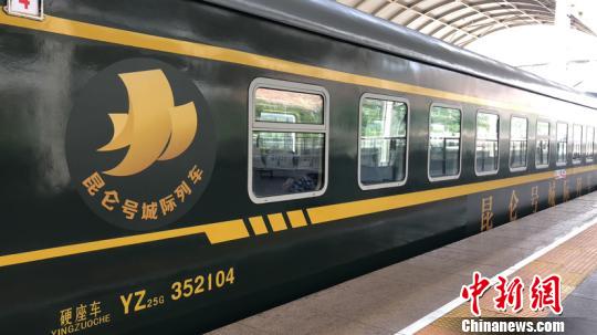 7月10日，西宁首次发往格尔木的K9897/K9899次列车从青藏铁路公司西宁站驶出。　孙睿 摄
