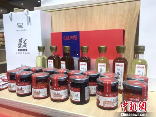 图为企业特色旅游产品展示中心展示的辣椒产品。 冷桂玉 摄