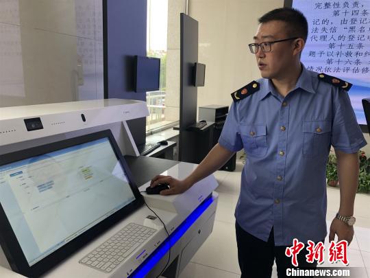 图为工作人员展示新的系统程序。　杨毅 摄