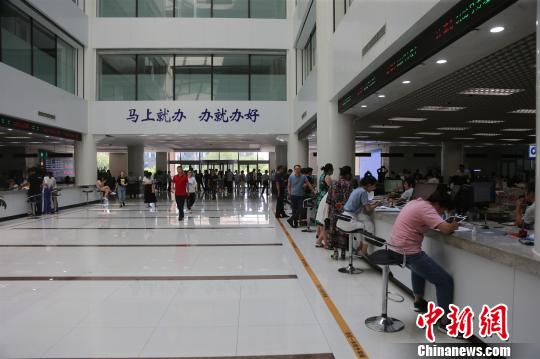 图为大连自贸区综合服务大厅。　朴峰 摄