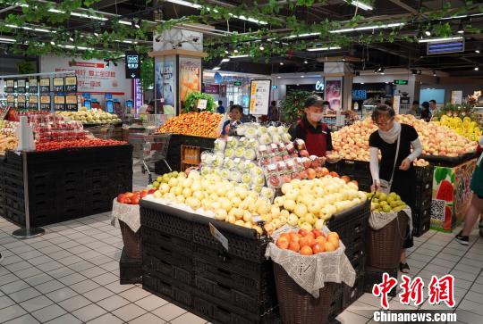 12日上午10时，并不是超市客流的黄金时段，走进美特好超市康宁街店，有不少顾客在生鲜区购物。　屈丽霞 摄