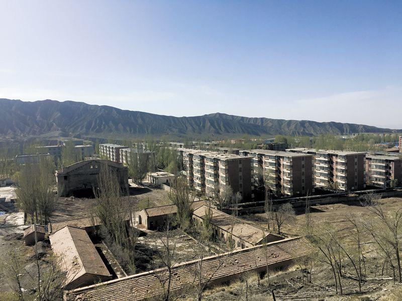 如今玉门老市区随处可见废弃的房屋，常住人口从高峰期的13.5万人下降到1.5万人。 摄影/张剑