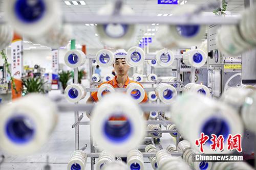 资料图：江苏盐城一家企业内的生产景象。/p中新社记者 泱波 摄