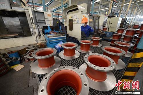 资料图：机械加工厂工人正在生产。 /p中新社记者 王东明 摄