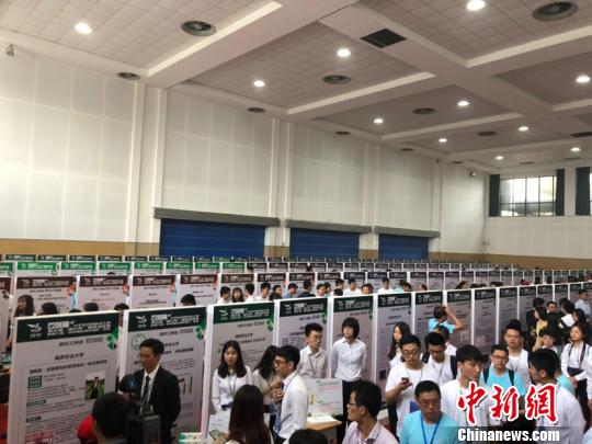 大学生创业项目路演展厅人头攒动 唐娟 摄