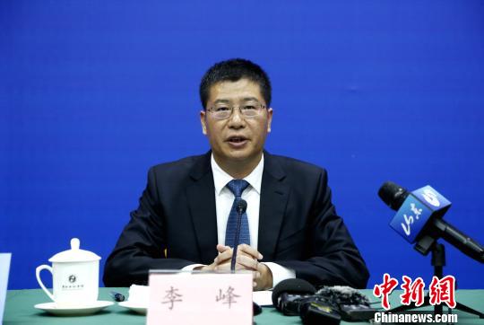 山东省财政厅党组成员、副厅长李峰介绍新出台的新旧动能转换基金“二十条”相关情况。　沙见龙 摄