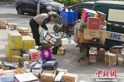 4月7日，中国物流与采购联合会披露，3月份中国快递物流指数为105.1%，比上月回升7个百分点，时隔两个月再次回升到100%以上。图为4月2日山西太原，物流快递工作人员正在分拣快递。
/p中新社记者 张云 摄