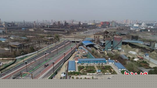 跨越铁路线的青白江智慧大道。供图